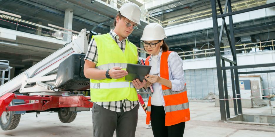 industrial-portrait-of-male-and-female-constructio-2022-01-13-23-22-09-utc tris